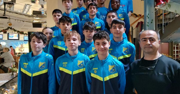 Neuer Look, ein echter Hingucker: Die SCS-Kicker danken der Fahrschule Sevim.