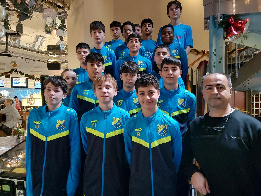 Neuer Look, ein echter Hingucker: Die SCS-Kicker danken der Fahrschule Sevim.